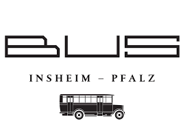 "Schwarz-weiße Grafik mit stilisiertem Bus, Schrift 'Bus Insheim – Pfalz' in modernem Font."