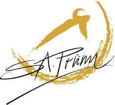 Logo mit goldener stilisierter Figur, schwarzer Schrift "S.A. Prüm" in geschwungener Form.