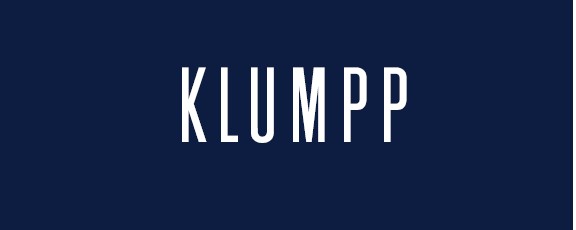Text "KLUMPP" in Weiß vor dunkelblauem Hintergrund.