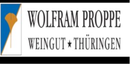 Weißer Hintergrund mit "Wolfram Proppe Weingut Thüringen" Text, daneben ein Blatt-Symbol.