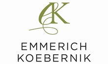 Logo von "Emmerich Koebernik" in Grün und Schwarz mit verzierter "EK"-Initiale oben.