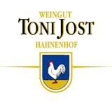 Emblem mit Hahn in Blau und Gelb, Text: "Weingut Toni Jost Hahnenhof".