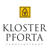 Logo des Weinguts Kloster Pforta mit gelbem Emblem und schwarzem Text auf weißem Hintergrund.
